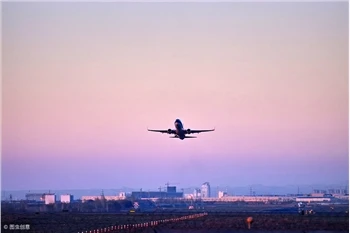 Cathay Pacific huurt 2,000 stewardessen, 700 piloten